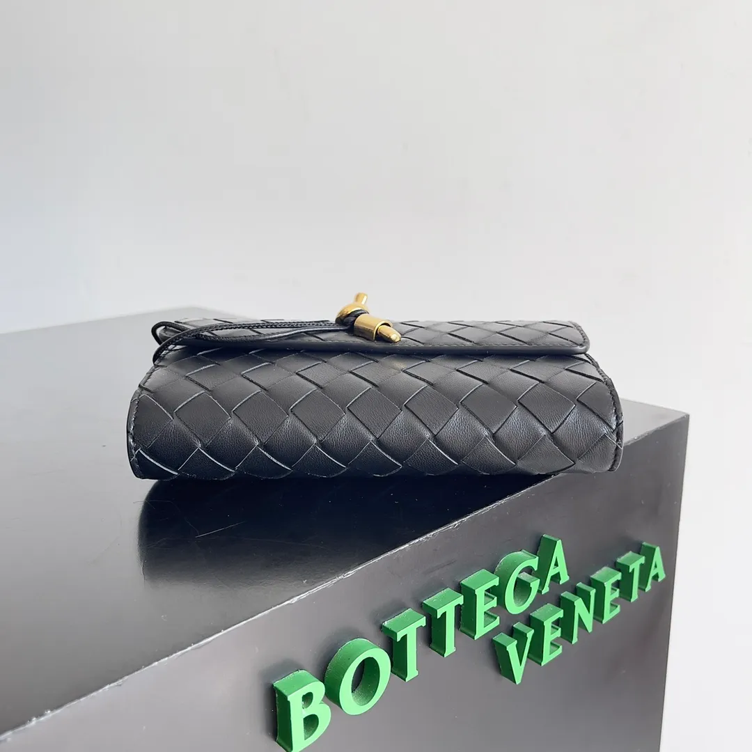 Batch 1160 BV Andiamo clutch wallet is super high-end🤎🤎How come the long clutch bag is so exquisite~ The braided style bag surface paired with all-copper hardware is really warm and high-end. The bag body is super light and can be grabbed easily! It can store a lot of small items and large mobile phones ~ very practical for daily use. Style number: 741504 Size: 19*11.5*3